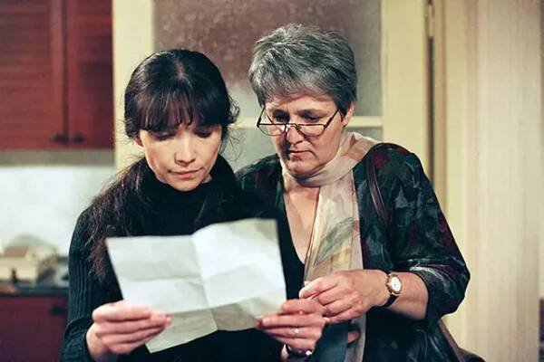 Iveta Dušková a Jana Postlerová ve filmu Žena v kleci z roku 1997. 