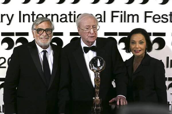 Cenu za umělecký přínos světovému filmu dostal v Karlových Varech Michael Caine