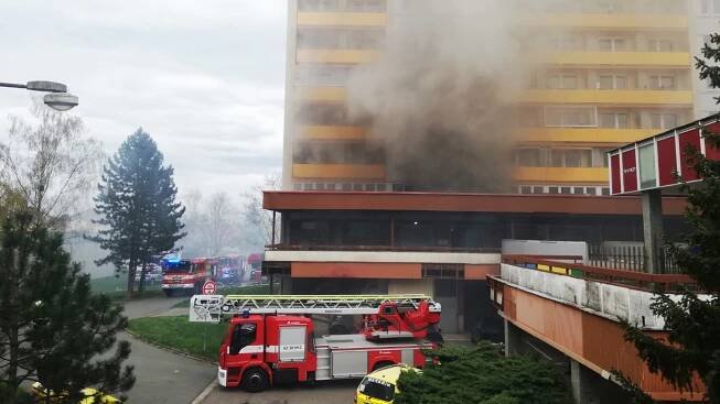 V Hradci Králové ve čtvrtek hořel byt, pět lidí odvezli do nemocnice