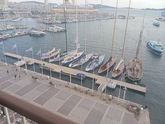 Toulon začal