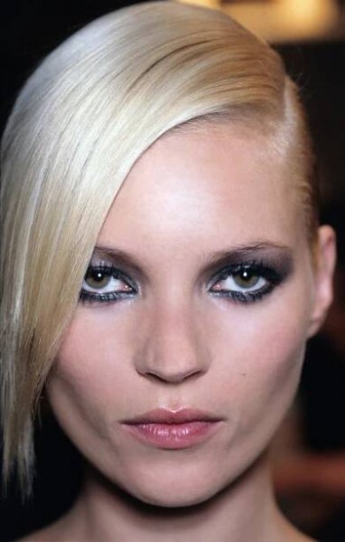 Kate Moss a její vlasy: zkusila si pixie cut, ofinu i bohaté vlny. Sluší jí ale nejvíc přirozenost