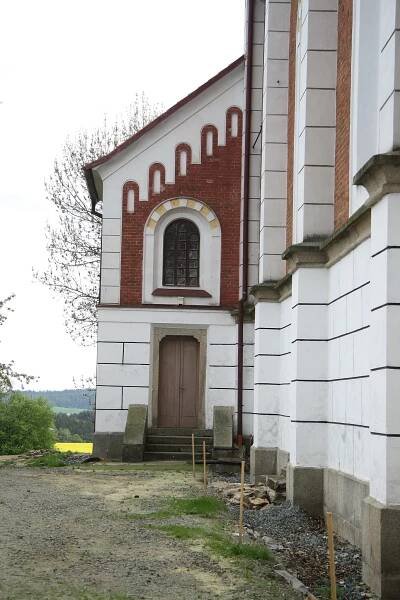 Boční vstup do kostela