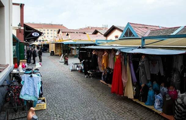 Holešovická tržnice: Kulturní památka stále v obležení vietnamských stánkařů