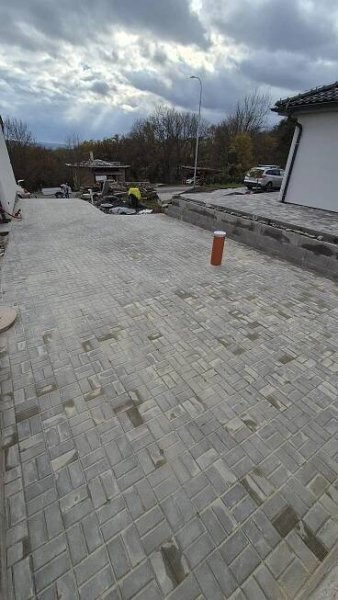 Kamenná dlažba a schody z porfyru do betonu, zámková dlažba