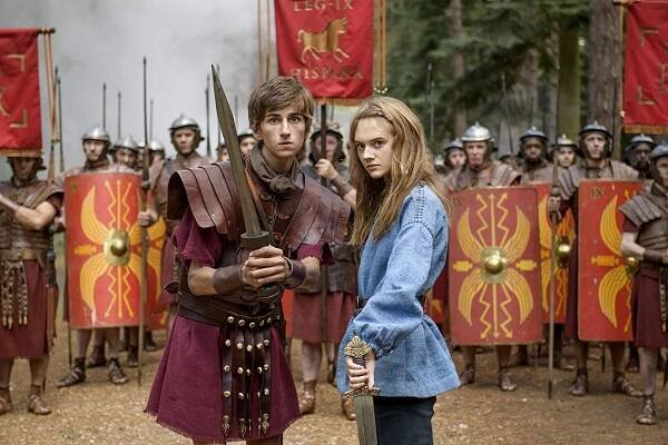 Starověká hysterie: Dobrodružství povrchních Římanů - Z filmu - Sebastian Croft, Emilia Jones