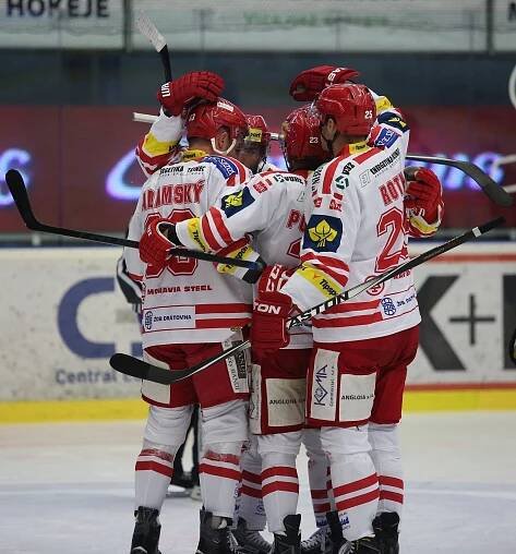 Třinec se vrátil do čela extraligy, Zlín už není poslední