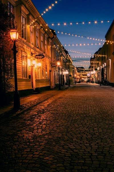 bezplatná Podmanivý pohled na okouzlující ulici ve švédském Jönköpingu osvětlenou řetězovými světly. Základová fotografie