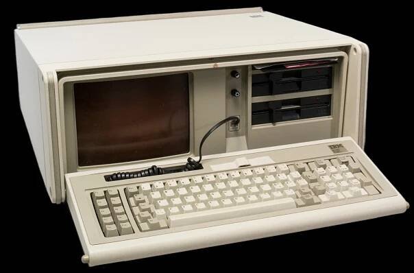 Dědeček současných notebooků slaví 40 let. IBM Portable PC měl skoro 14 kilo