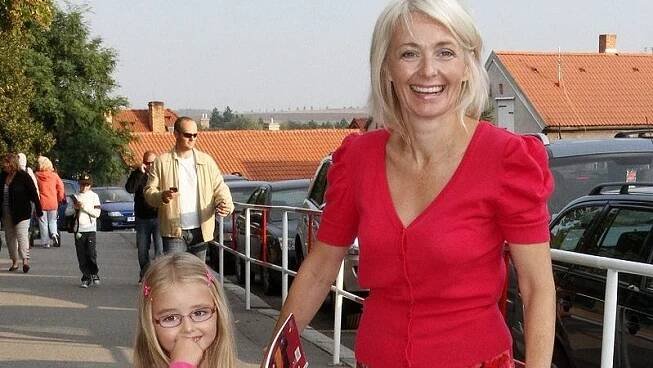 Veronika Žilková vedla dceru Kordulku poprvé do školy. A to je jí teprve pět - Super.cz