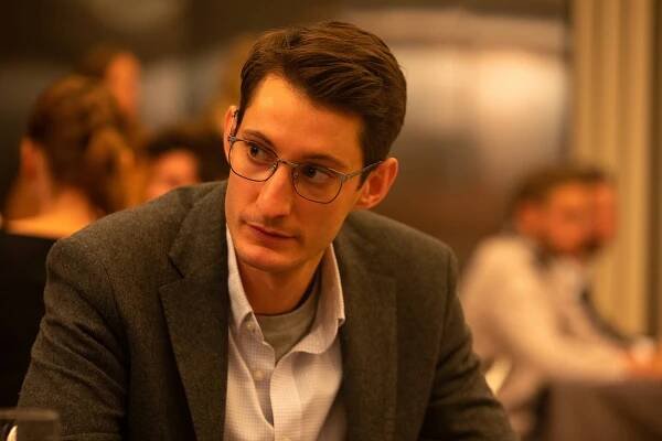 Pád letu A800 - Z filmu - Pierre Niney