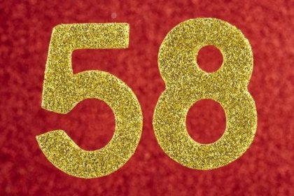Číslo padesát osm zlaté barvy na červené pozadí. Výročí — Stock fotografie