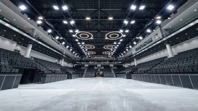 Prvotřídní akustika, 21 sálů a napojení na O2 arenu. Nahlédněte do multifunkční haly O2 universum, která se dnes otevírá