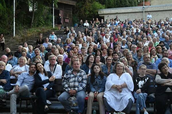 Venkovní koncert tenorů i funky kapely rozvlnil berounské letní kino