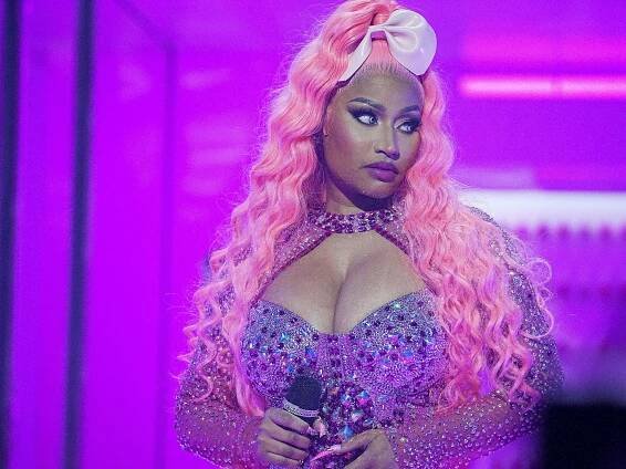 Nicki Minaj's Bubblegum Wig and Massive Bow Threw It Back to 