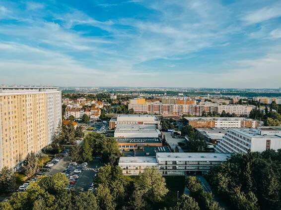 Piráti: Obyvatelé sídlišť potřebují volně dýchat. Podporujeme činnost spolku Krásné Kobylisy | Piráti Praha 8