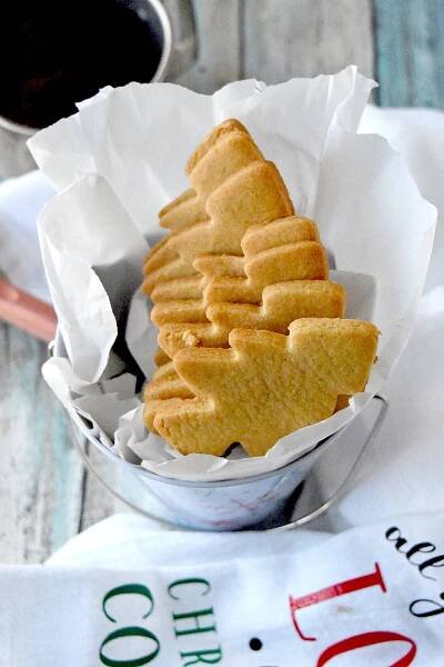 Peanut Butter Shortbread Cookies are light and crispy with a delicious peanut butter flavor. It’s a shortbread cookie that married a peanut butter cookie and had a baby. #ChristmasSweetsWeek
