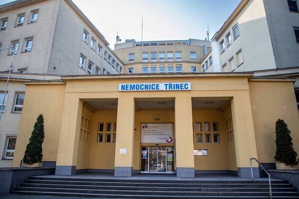 Razie v třinecké nemocnici: Sosnu obsadili policisté, odvedli ředitele Veverku