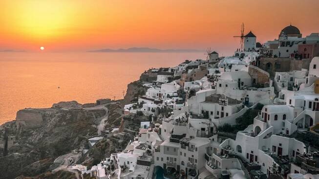 Jak naložit s hordami turistů na Santorini? Výrazně zdražit - Novinky