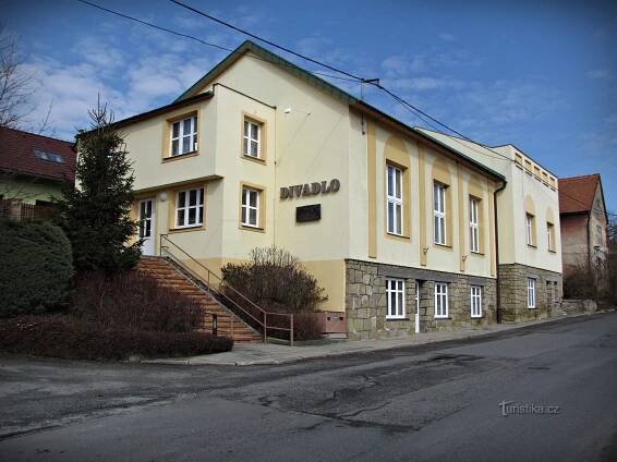 Hvozdná - Divadlo - Dům, budova