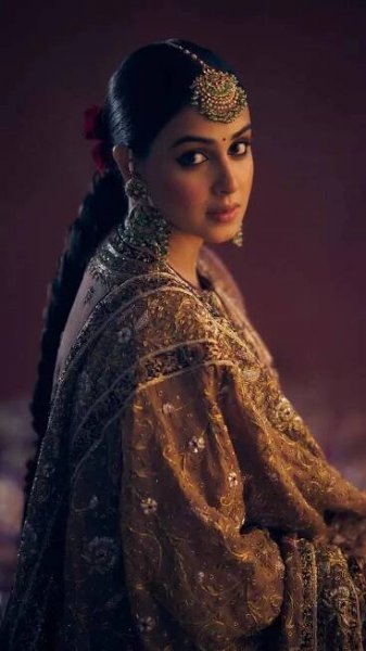 Genelia D'Souza exudes elegance in picture-perfect ethnic attires