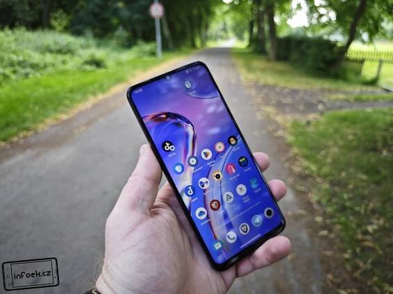 RECENZE: TCL 40 SE – pod 4 500 Kč nabízí stereo, 6/256 GB a NFC – Infoek.cz