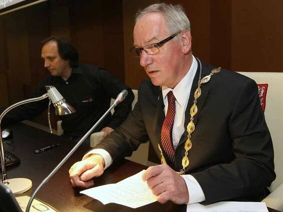 Ústí vede Josef Zikmund. Mandík složil mandát