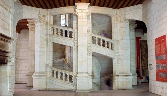Zámek Château Chambord v údolí řeky Loiry, Francie (1519–1547).
