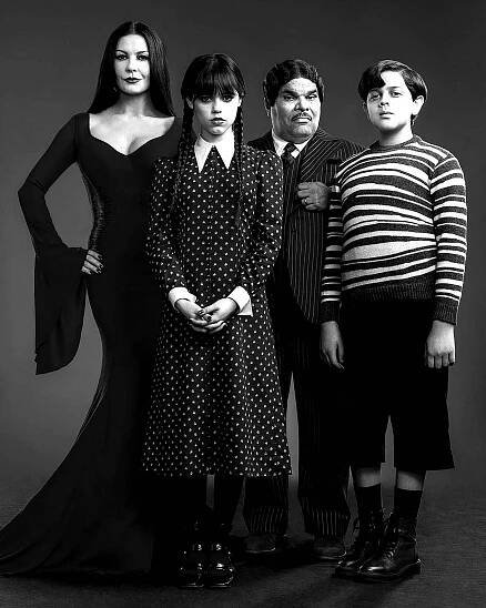 Seznamte se s novou rodinou Addamsových! Takhle vypadá Catherine Zeta-Jones jako Morticia a další