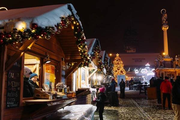Advent ve Znojmě. Rozsvícení stromu doprovodí Libohlásek a Josef Vágner