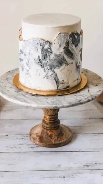 Obsahuje obrázek: Marble Buttercream Cake 