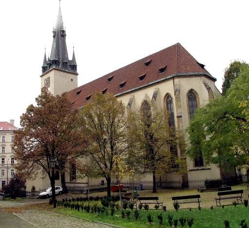 KOSTEL SV. ŠTĚPÁNA – Na boční stěně u vchodu do kostela ze Štěpánské ulice Praha 2 Nové Město – Pamětní desky v Praze