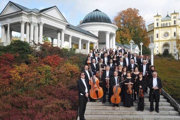 Kolonádní koncerty západočeského orchestru otevírají hlavní sezonu