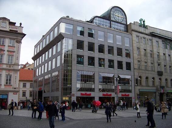 Budova ČKD známá jako Dům Na Můstku. Praha – Autor: ŠJů, licence CC BY SA 3.0, https://commons.wikimedia.org/wiki/File:Na_p%C5%99%C3%ADkop%C4%9B_1,_Na_m%C5%AFstku_9,_budova_%C4%8CKD_(01).jpg