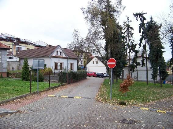 Soubor:Čakovice, Pod návsí, z ulice Podle sadů.jpg