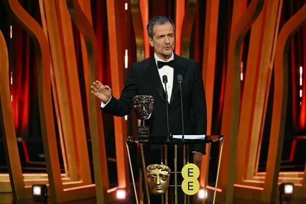 David Heyman presenting a BAFTA Fellowship Award.