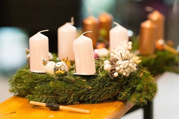 Advent začal tvořením věnců | Farnost Brno-Žabovřesky 