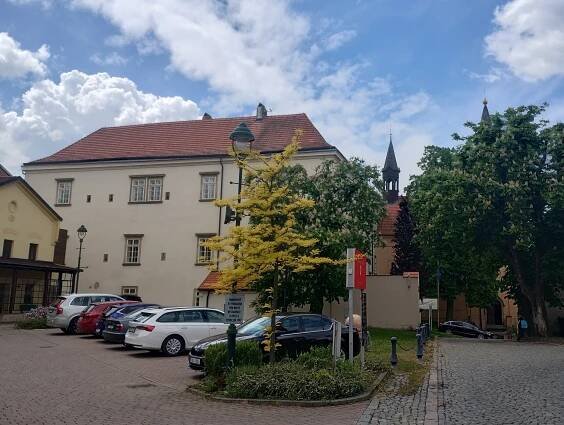 Zámek Chvaly s věží kostela sv. Ludmily vpravo