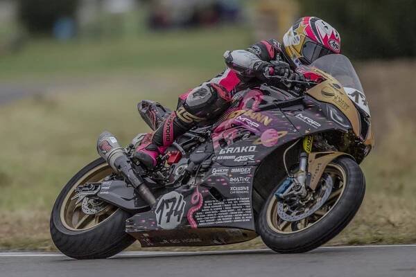 Červený je král! Východočeský motocyklový závodník se popáté stal šampionem IRRC