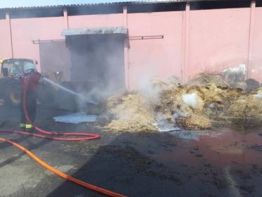 Požár v Semíně hoří přes 24 hodin. Budova praská, hasiči museli strhnout stěnu