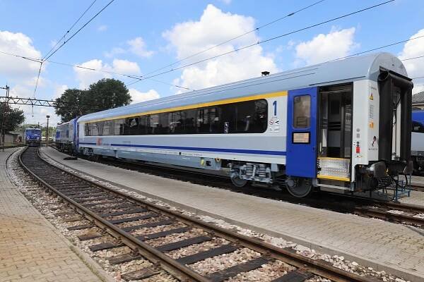 PKP Intercity ukázal vozy pro dálkové vlaky po modernizaci, mají jezdit i do Česka