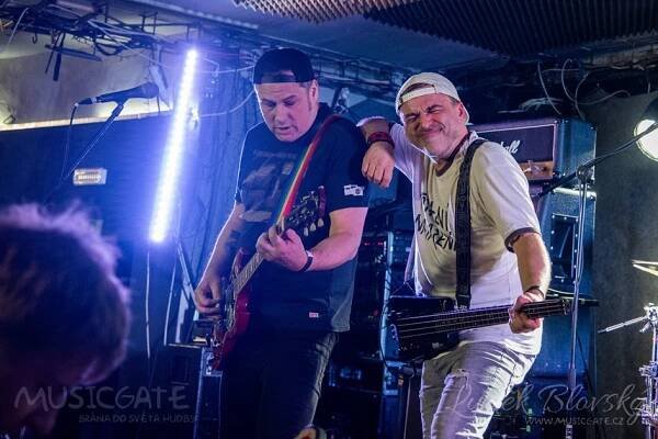 Jarní Total Days Tour 2025 kapel Totálního nasazení a Vision Days úspěšně plní kluby, Bílej Medvěd nebyl výjimkou na MUSICGATE.cz