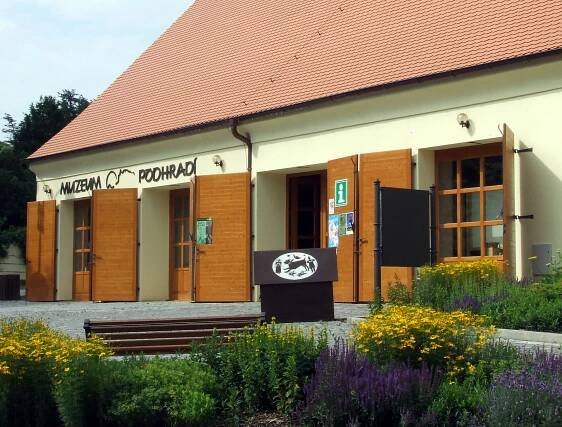 TURISTICKÉ INFORMAČNÍ CENTRUM, MUZEUM PODHRADÍ, GALERIE NA PŮDĚ Buchlovice - Slovácko