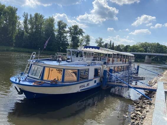 Lodí z Cidliny do Poděbrad - tip na výlet se psem od Akinu Výletysakinu.cz