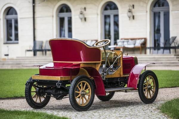 První auto z Mladé Boleslavi bylo nečekaně luxusním zbožím. Benzin bralo po kilech