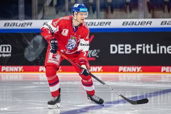 Galvas míří do NHL, podepsal smlouvu s Chicagem. Splněný sen, září český obránce