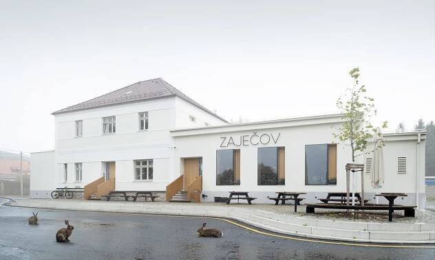 Lidový dům Zaječov po velké rekonstrukci spojuje kulturní sál s útulnou restaurací plnou zajíců – DesignMag.cz
