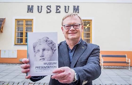 Jan Dolák představuje knihu Museum Presentation, kterou napsal s olomouckou...