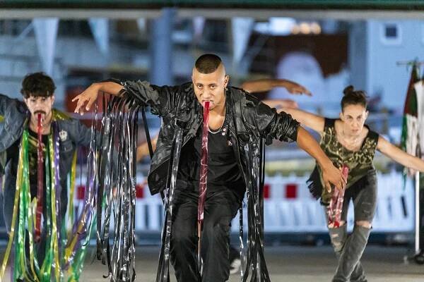   DANZA Y FRONTERA   Amanda Piña (Vienna | Santiago de Chile | Mexico-City)  DANZA Y FRONTERA is based on a dance that arises at the border between Mexico and the US. The dance is performed today in a context of extreme violence related to a border w