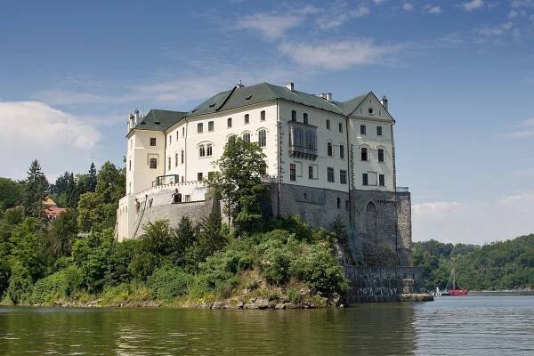 Vdávejte se jako princezna, vyberte si zámek Orlík nad Vltavou: romantika, příroda, projížďka na lodi. Co více si přát? - Svatební blog