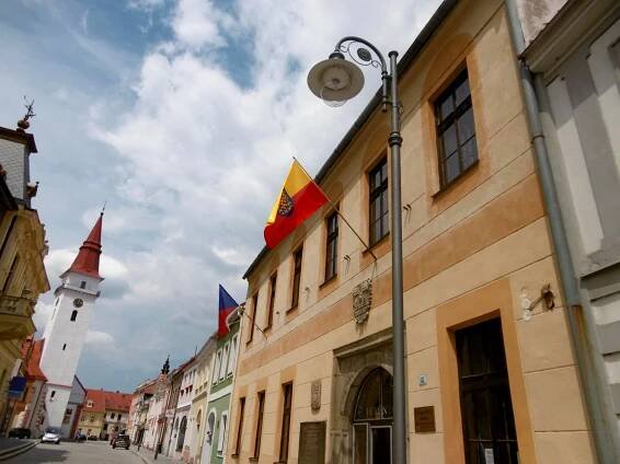 Moravská vlajka – čtrnáct let na radnicích